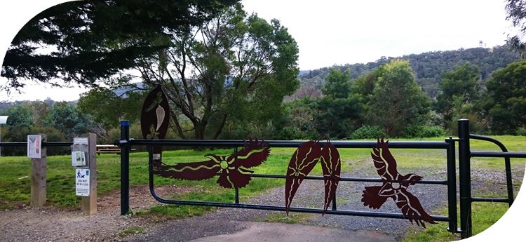 Glenfern Valley Bushlands entrance from carpark.